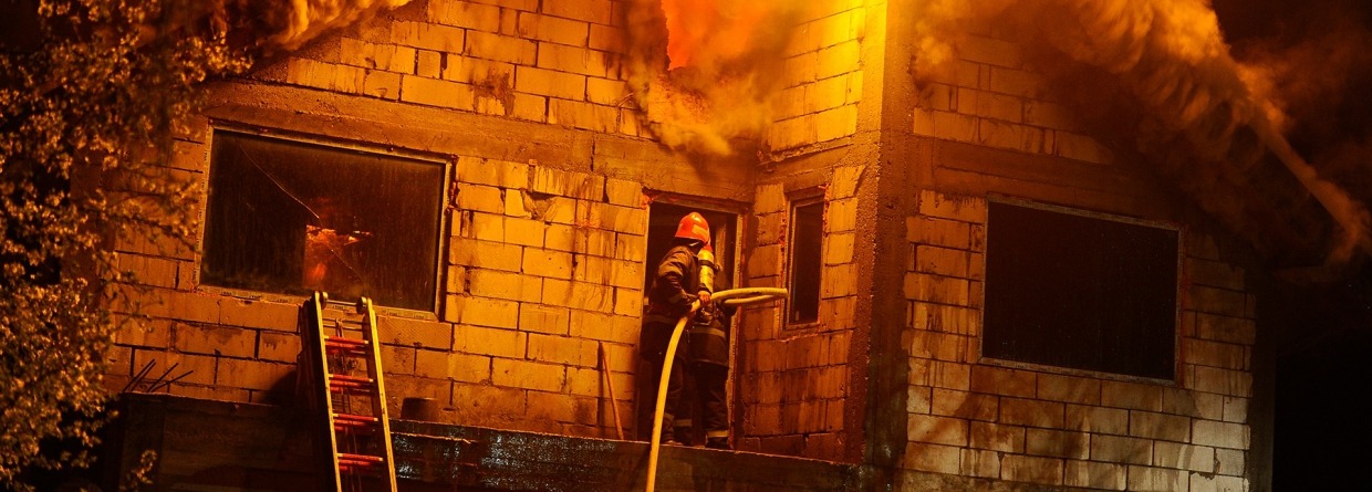 Brandweer blust een huis wat in brand staat