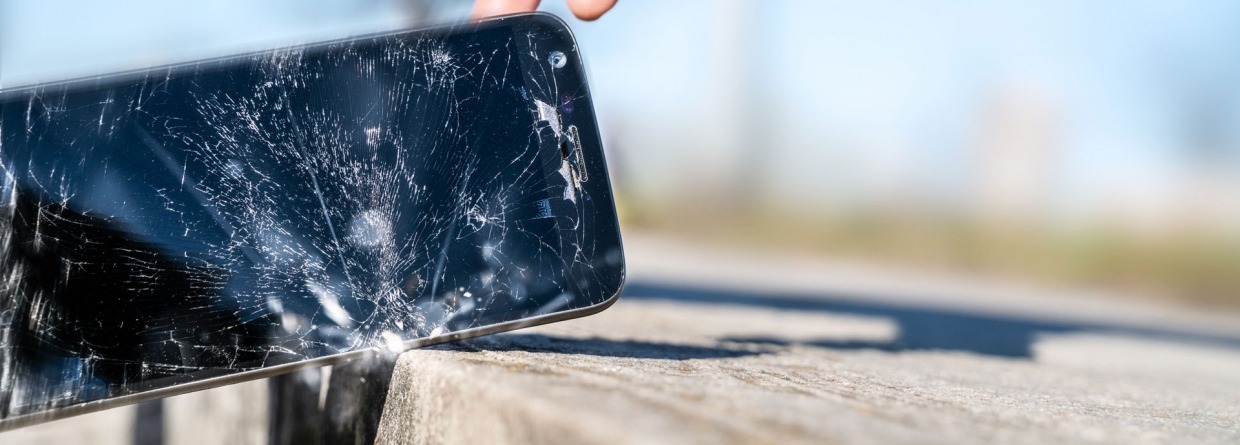 Een mobiele telefoon die op de stenen kapot valt