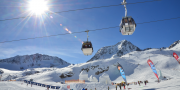 wintersport, skipiste met liften en vakantiegangers